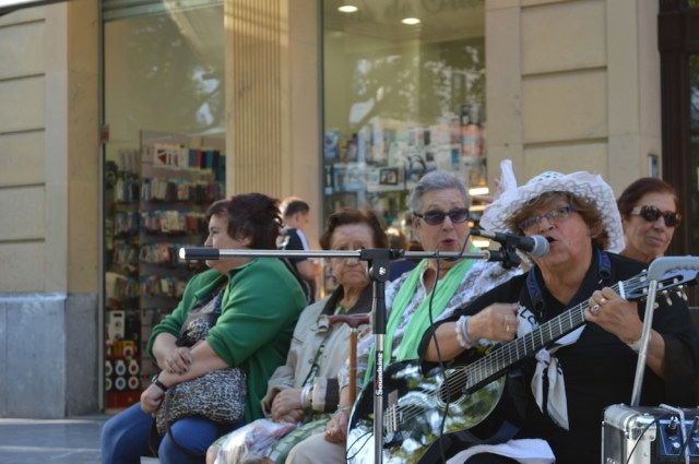 Lady singing in San Sebastian September 2014