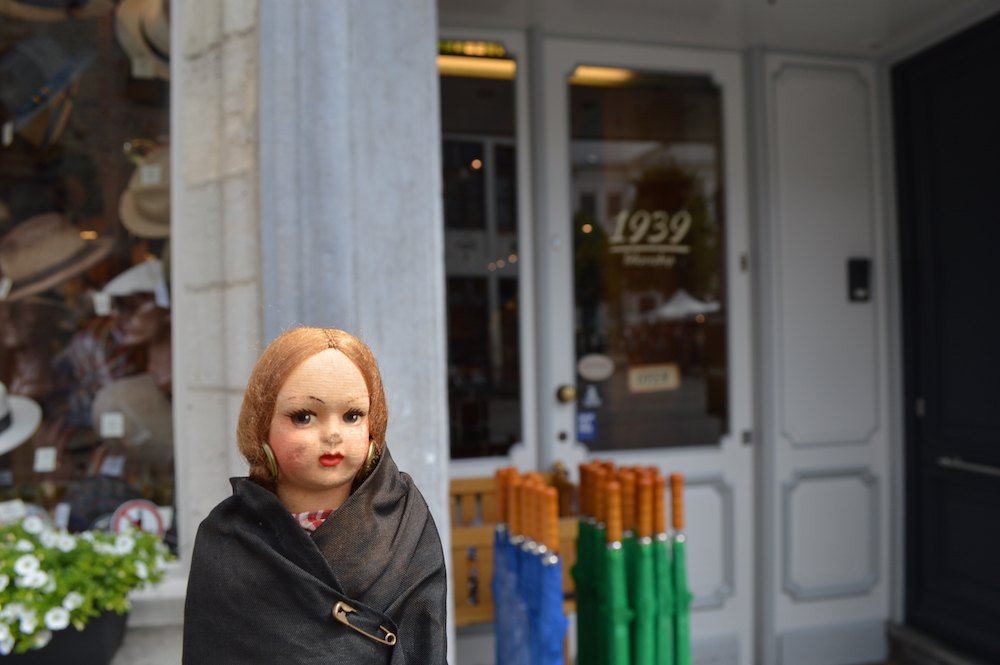 Dolly outside the umbrella shop in Gent May 2019